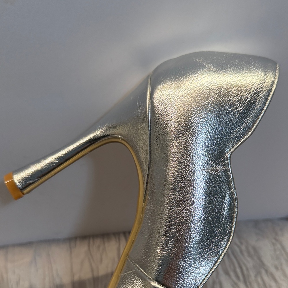 Chinese Laundry Metallic Silver Heels - Picture 5 of 17